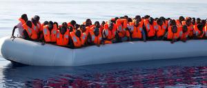 Flüchtlinge vor der libyschen Küste hoffen auf Rettung.