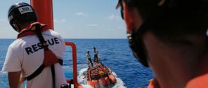 Rettungshelfer auf dem Mittelmeer vor der Küste Libyens
