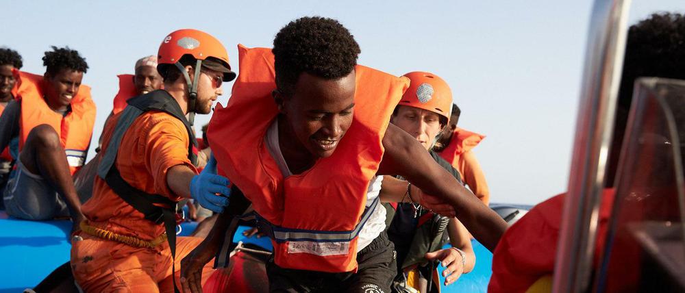 Diese Flüchtlinge sind von Mitgliedern der Rettungsorganisation Sea-Eye von deren Hilfsschiff "Alan Kurdi" aus gerettet worden. 