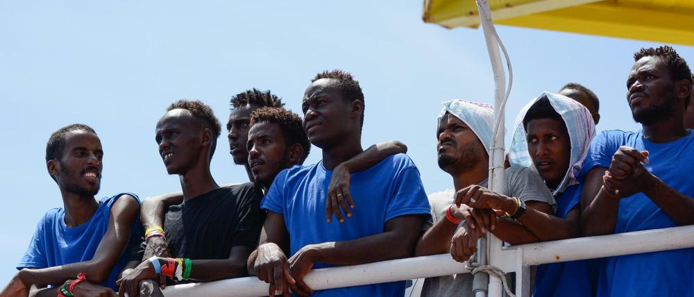 Migranten an Bord des Rettungsschiffes "Aquarius".