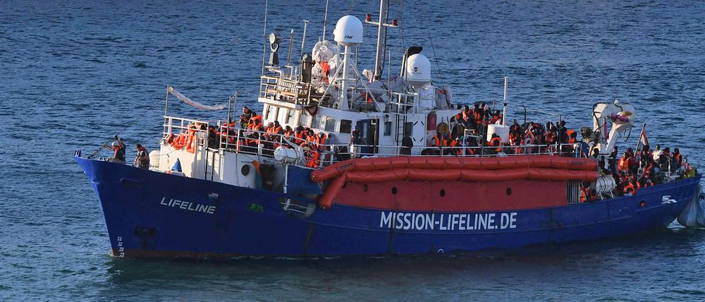 Das Flüchtlings-Rettungsschiff der deutschen Hilfsorganisation «Lifeline» erreicht den Hafen von Valletta. 