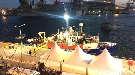 Das blockierte Flüchtlings-Rettungsschiff "Lifeline" im Hafen von Valletta