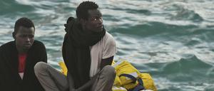 Sie haben es geschafft: Die zwei Männer gehören zu denen, die mit der "Lifeline" nach Malta gekommen sind. Nach Europa. 