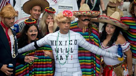Key West in Florida im Oktober 2016: Während einer Maskenparade spielen Mexikaner, Schwule und Lesben die Mauer nach, die Donald Trump an der Grenze zu Mexiko bauen will.
