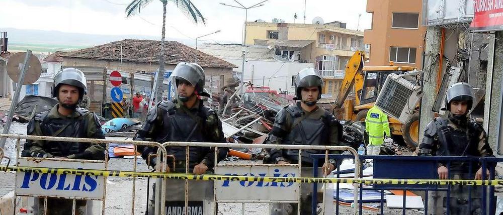 Türkische Polizisten bewachen den Explosionsort der beiden Autobomben in der Stadt Reyhanli.