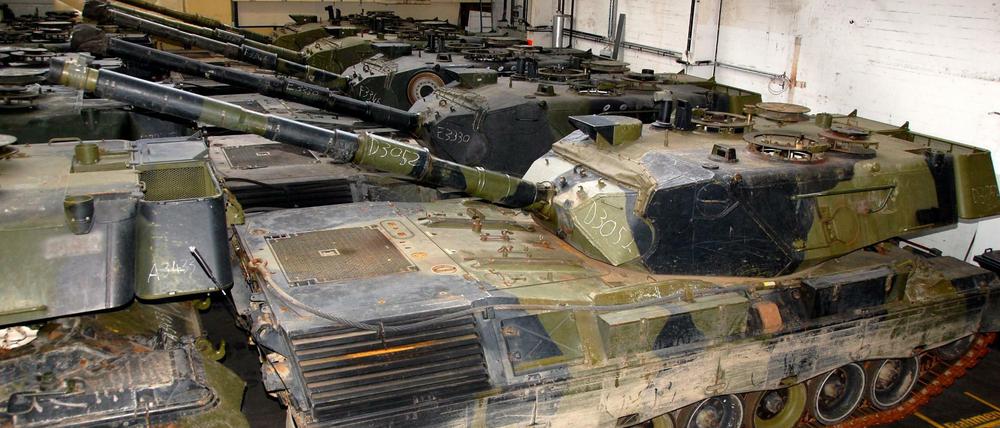 Leopard-Panzer vom Typ Leopard 1 A5 aus dänischen Beständen stehen in Flensburg in einer Produktionshalle (Archivfoto von 2010).