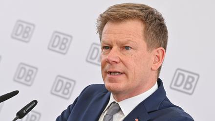 Richard Lutz, DB-Vorstandsvorsitzender, spricht zum Spatenstich für ein neues Bahnwerk.