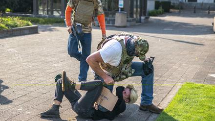 Ein bewaffneter Rechtsradikaler attackiert eine Demonstrantin in der US-Stadt Salem.