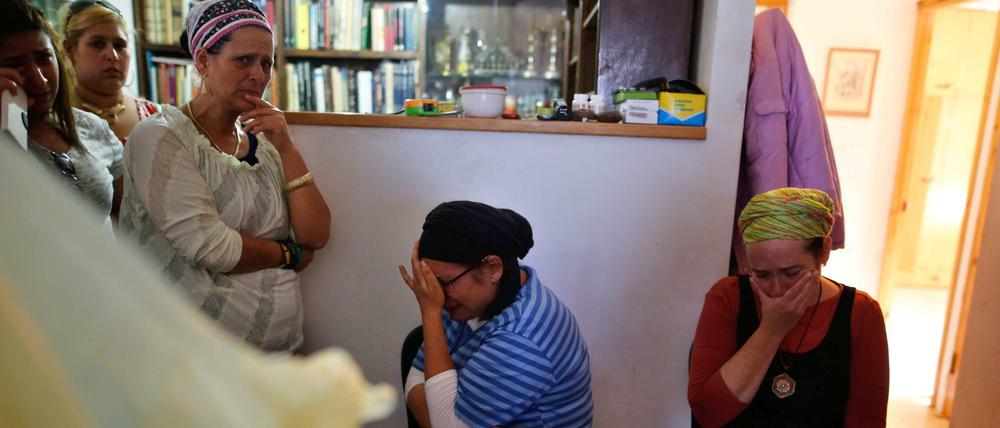 Die Mutter (Mitte) und andere Angehörige trauern um das erstochene 13-jährige Mädchen.