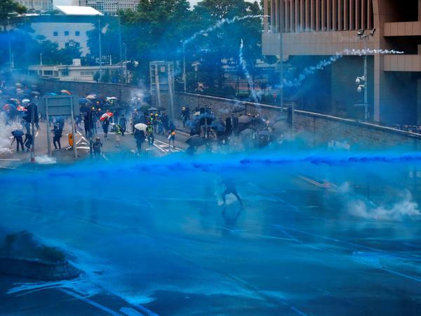 Die Polizei färbt blaue Farbe in das Wasser zum Vertreiben der Demonstrant*innen. 