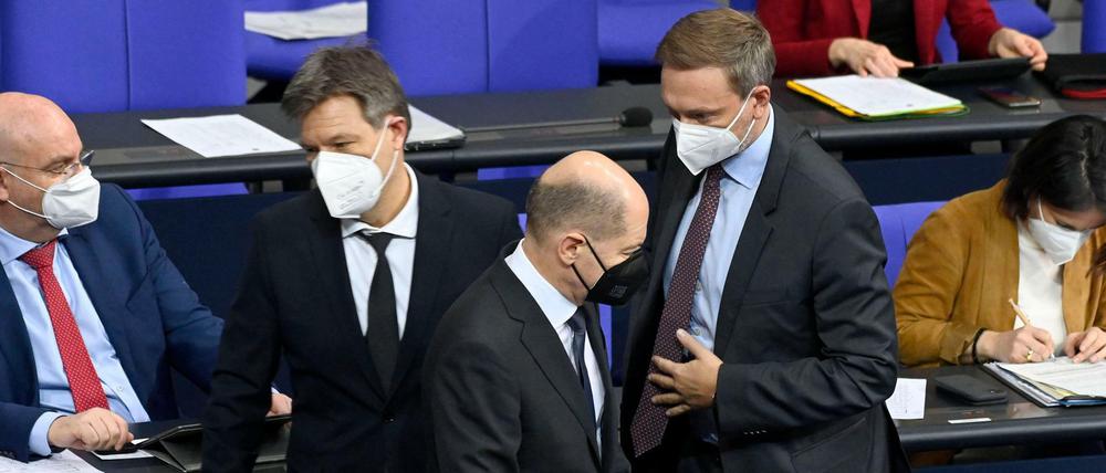 Sie wollen 60 Milliarden Euro zusätzlich Schulden machen: Wirtschaftsminister Robert Habeck, Kanzler Olaf Scholz und Finanzminister Christian Lindner im Bundestag.