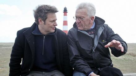 Baden-Württembergs Ministerpräsident Winfried Kretschmann und Grünen-Chef Robert Habeck im Jahr 2012 bei einer Wanderung durch das Wattenmeer
