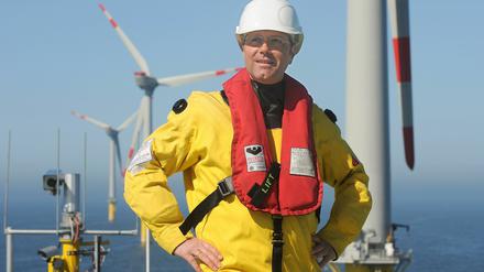 Stolz feiert sich Bundesumweltminister Norbert Röttgen als Freund der Windenergie.