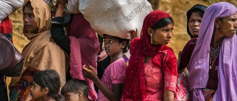 Zahlreiche Rohingya-Flüchtling warten im Flüchtlingslager Balukhali in Bangladesch auf ihre Registrierung. 