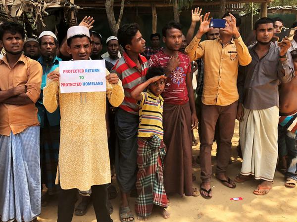 Rohingya-Flüchtlinge demonstrieren währen des Besuchs einer UN-Delegation am Sonntag (29. April 2018) in ihrem Camp in Kutupalong in Bangladesch. Der Mann fordert "Schutz bei einer Heimkehr in eine geschützte Heimat".