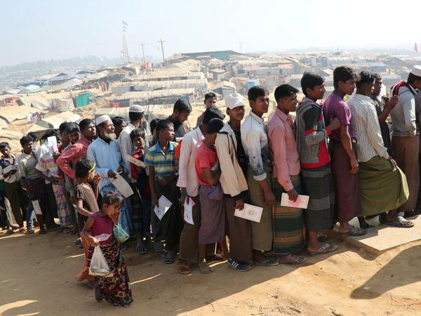 Rohingya-Flüchtlinge warten im Kutupalong-Lager auf Lebensmittel.