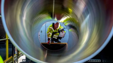 Ein Mitarbeiter prüft Rohre für die zukünftige Ostsee-Erdgastrasse Nord Stream 2. 
