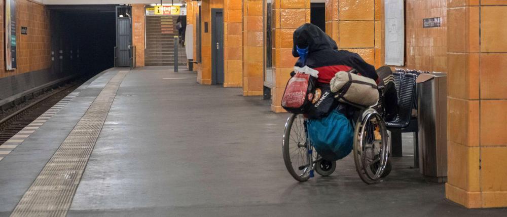 Allein auf sich gestellt: Ein obdachloser Mann im S-Bahnhof Rosenthaler Platz. 