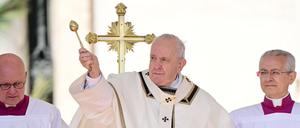 Papst Franziskus I. (Mitte) bei der Ostermesse auf dem Petersplatz in der Vatikanstadt.
