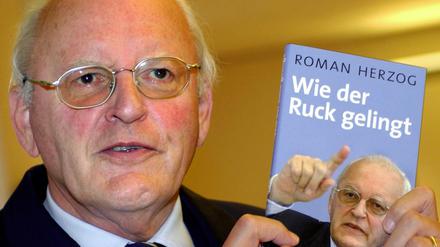 Im Bewusstsein historischer Worte. Der frühere Bundespräsident Roman Herzog stellt im September 2005 in Berlin sein Buch "Wie der Ruck gelingt" vor. 