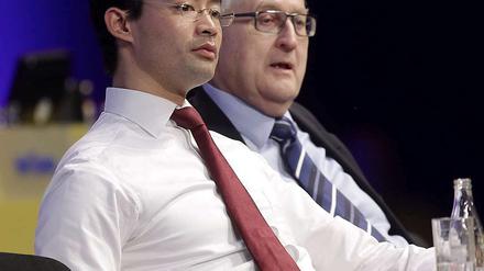 Wer hat das Sagen in der FDP, der Fraktionsvorsitzende Rainer Brüderle (rechts) oder der Chef Philipp Rösler (links)?