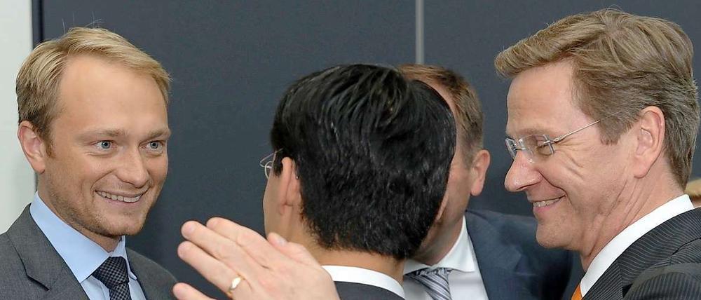 Wer wird denn nun der Nachfolger von dem Mann rechts? Generalsekretär Christian Lindner (links), Gesundheitsminister Philipp Rösler (Rückansicht), der verdeckte Unbekannte oder jemand ganz Anderes? Die FDP hält sich noch bedeckt.
