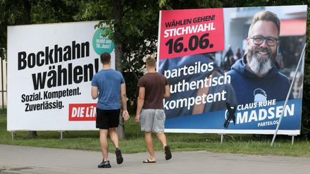 Plakate zur Rostocker Stichwahl am Sonntag.