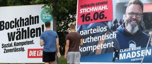 Plakate zur Rostocker Stichwahl am Sonntag.
