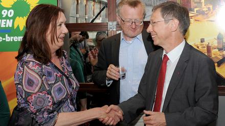 Die grüne Finanzsenatorin Karoline Linnert, der designierte Regierungschef Carsten Sieling (SPD) und der SPD-Landeschef Dieter Reinken (Mitte) feiern den Vertrag.