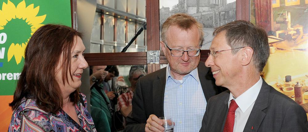 Die grüne Finanzsenatorin Karoline Linnert, der designierte Regierungschef Carsten Sieling (SPD) und der SPD-Landeschef Dieter Reinken (Mitte) feiern den Vertrag.