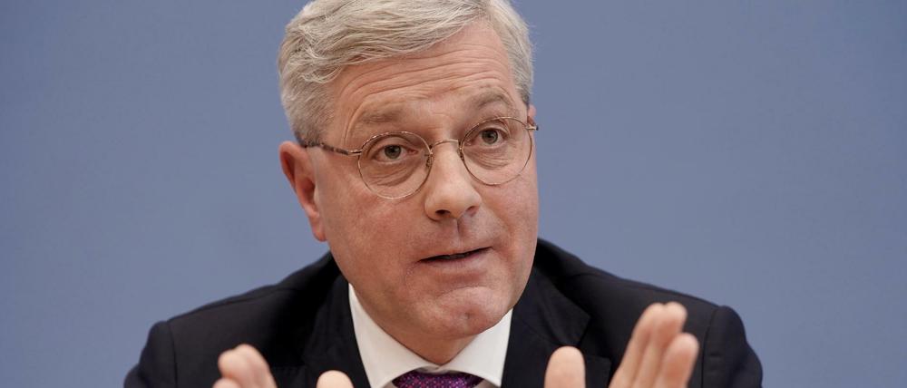 Norbert Röttgen will CDU-Chef werden und mischt sich nun die Debatte um die Rundfunkgebühren ein. 