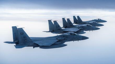 Saudische F-15C Eagles fliegen bei einer Übung. Der US-Senat will nun Rüstungslieferungen an Saudi-Arabien verhindern. f