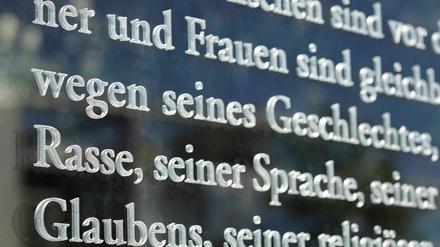 Benachteiligt "wegen seiner Rasse" oder aus Rassismus? Der Streit darum geht nicht nur um Worte - hier die Tafeln mit den Grundgesetzartikeln vor dem Bundestag.