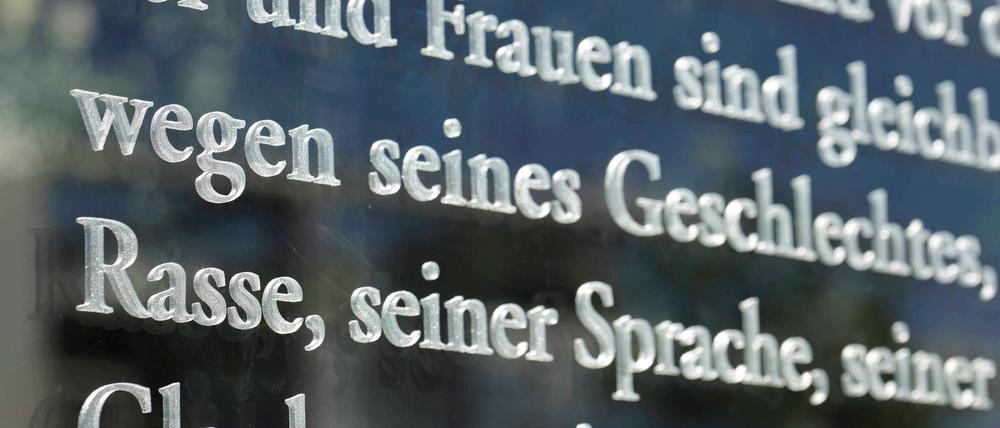 Benachteiligt "wegen seiner Rasse" oder aus Rassismus? Der Streit darum geht nicht nur um Worte - hier die Tafeln mit den Grundgesetzartikeln vor dem Bundestag.