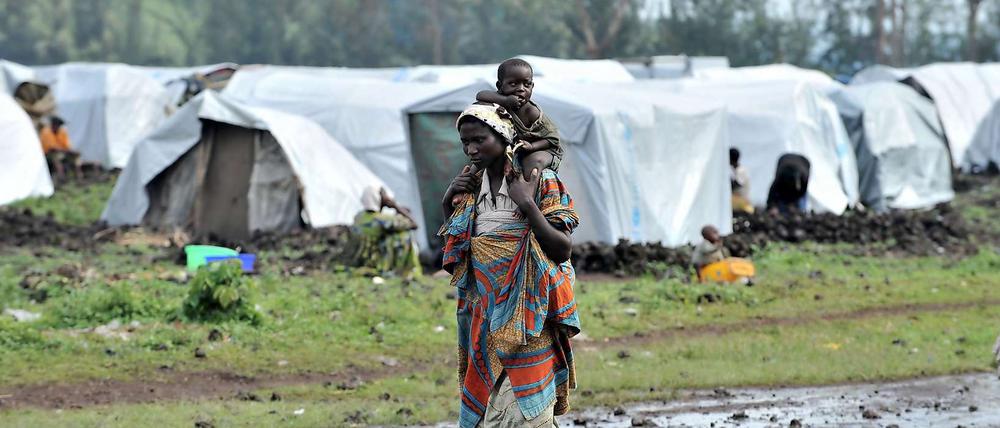 Diese Frau und ihr Kind sind ein paar Kilometer von der ostkongolesischen Stadt Goma in einem Flüchtlingslager für intern Vertriebene gelandet. Sie warten nun an der Grenze zu Ruanda darauf, dass die Kämpfe zwischen der von Ruanda unterstützten M-23-Miliz, der kongolesischen Armee und weiterer Milizen wieder aufhören. Ruandas zweifelhafte Rolle im Ostkongo hat seine Wahlchancen im UN-Sicherheitsrat jedoch nicht geschmälert. 