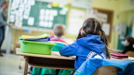 Nordrhein-Westfalen: Schüler einer Grundschule sitzen im Sommer 2020 mit Abstand in ihrem Klassenraum.