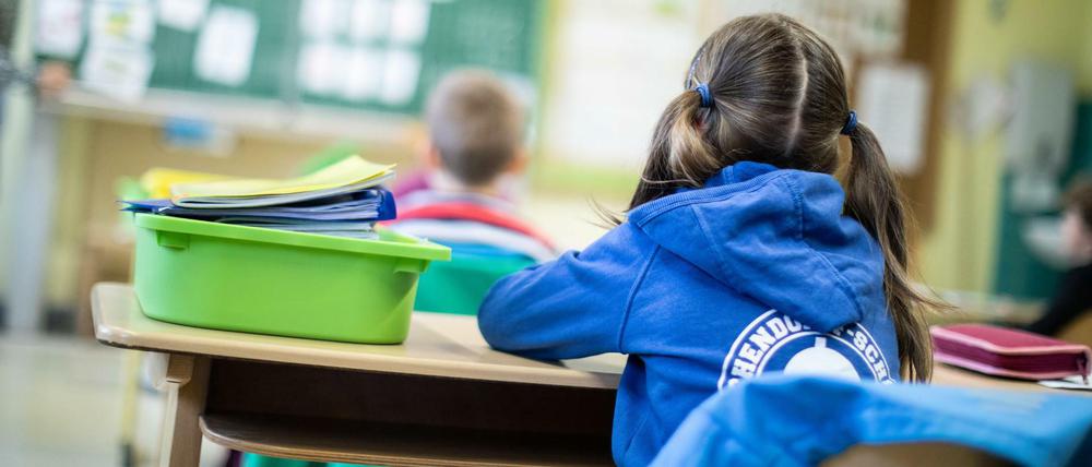 Nordrhein-Westfalen: Schüler einer Grundschule sitzen im Sommer 2020 mit Abstand in ihrem Klassenraum.