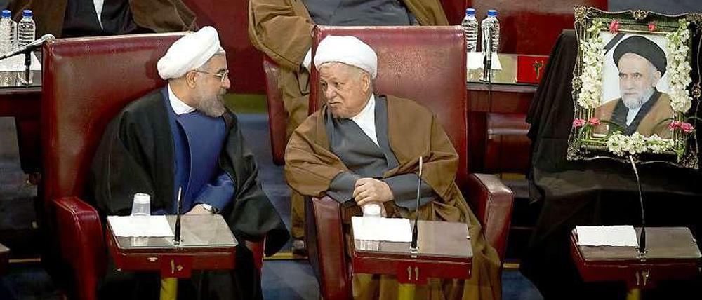 Irans Präsident Ruhani (l.) hat großes Interesse an einem Abkommen mit dem Westen. Er will, dass die Sanktionen enden.