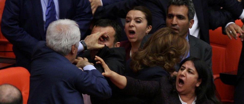 Am Donnerstag kam es im türkischen Parlament in Ankara erneut zu körperlichen Auseinandersetzungen zwischen Abgeordneten der Regierungspartei AKP und der prokurdischen HDP. 