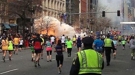 Nach vier Stunden steuern viele Amateure auf das Ziel zu. Dann explodieren die Bomben beim Boston-Marathon.