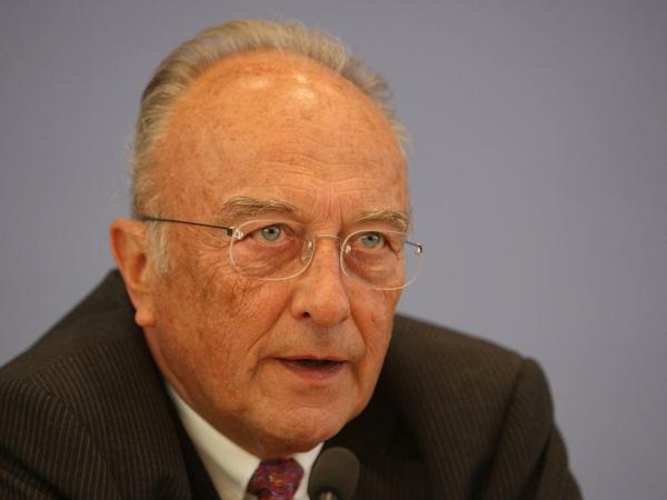 Rupert Scholz ist Staats- und Verfassungsrechtler und war als CDU-Politiker von 1988 bis 1989 Bundesverteidigungsminister. 