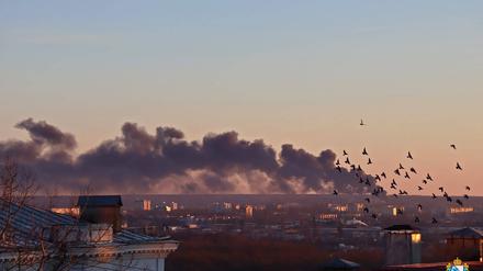 Rauch steigt über einem Feuer in der Nähe eines Flugplatzes in der Region Kursk auf. 