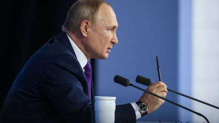 Wladimir Putin bei der seiner traditionellen Pressekonferenz am Jahresende.