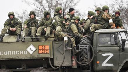 Russische Soldaten sitzen auf einem Fahrzeug auf der ukrainischen Halbinsel Krim. (Symbolbild)