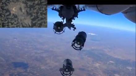 Das russische Verteidigungsministerium veröffentlichte auf seiner Website diese Fotos, die den Bombenabwurf über Syrien zeigen sollen. 