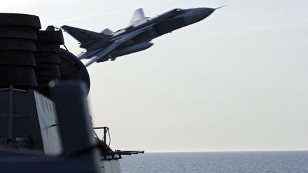 Riskante Machtdemonstration: Ein russisches Kampfflugzeug flog in kurzer Distanz über ein Schiff der US-Marine hinweg.