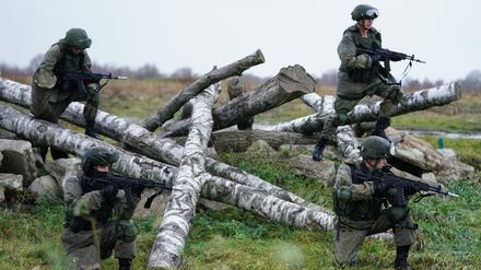Russische Soldaten bei einem Militärmanöver nahe Kaliningrad am 24. November 2021.