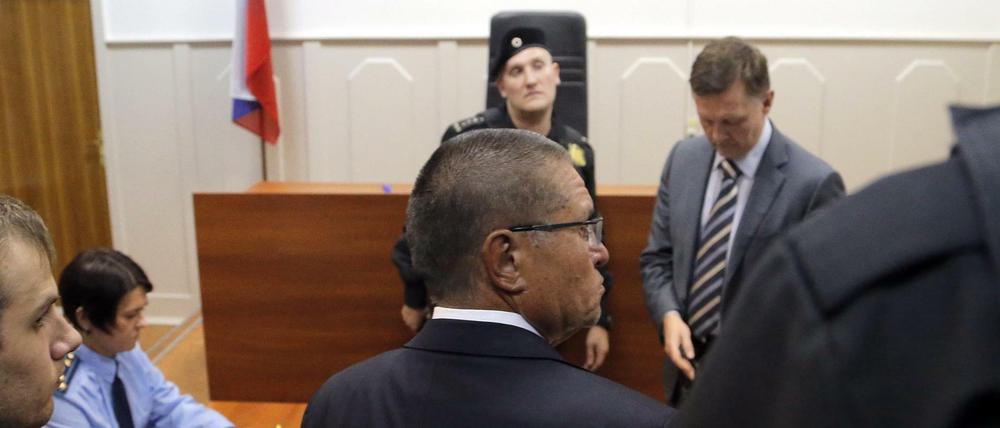 Der mittlerweile entlassene russische Wirtschaftsminister Alexej Uljukajew am Dienstag in einem Moskauer Gerichtssaal. 