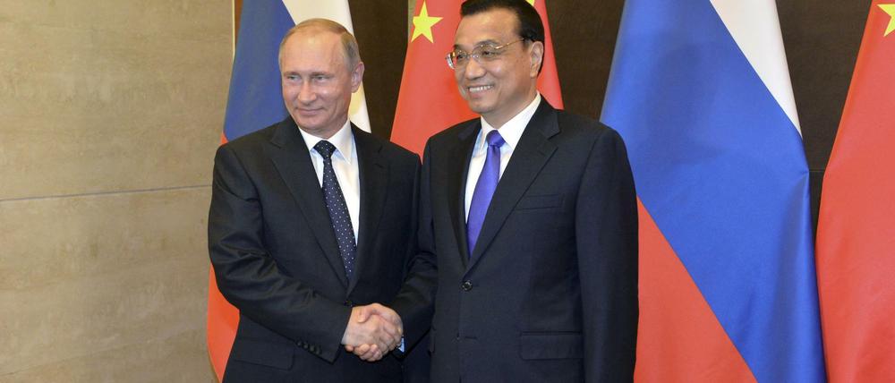 Partner. Der russische Präsident Wladimir Putin und der chinesische Premier Li Keqiang schütteln Hände in Peking.