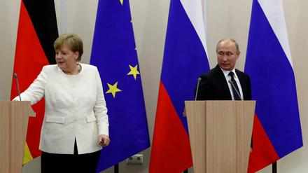 Stehen sich nicht gerade nahe. Bundeskanzlerin Merkel und Russlands Präsident Putin.
